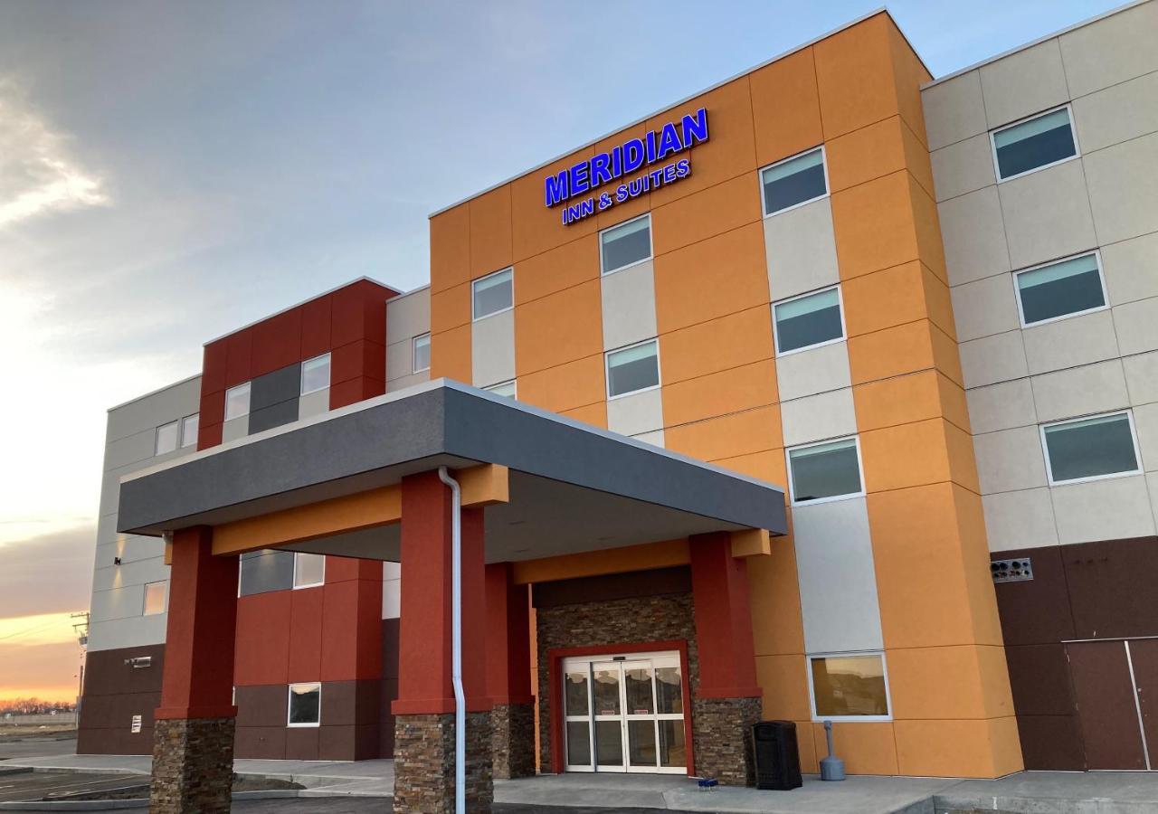 Meridian Inn&Suites Regina Airport Bagian luar foto